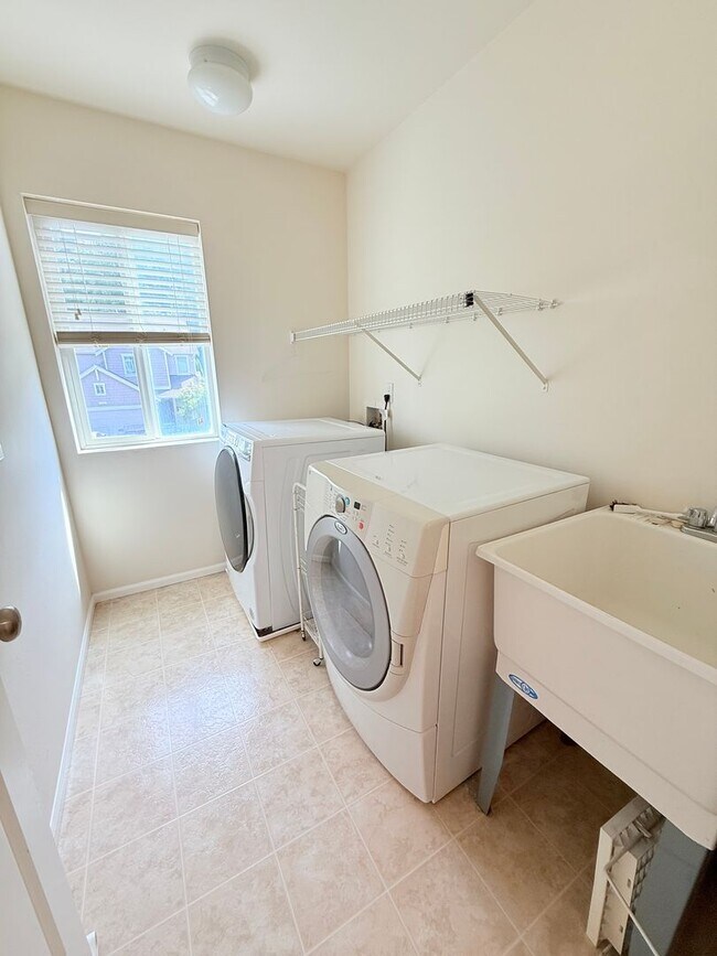 Building Photo - For Rent – Bright & Spacious Home with Bonus Room
