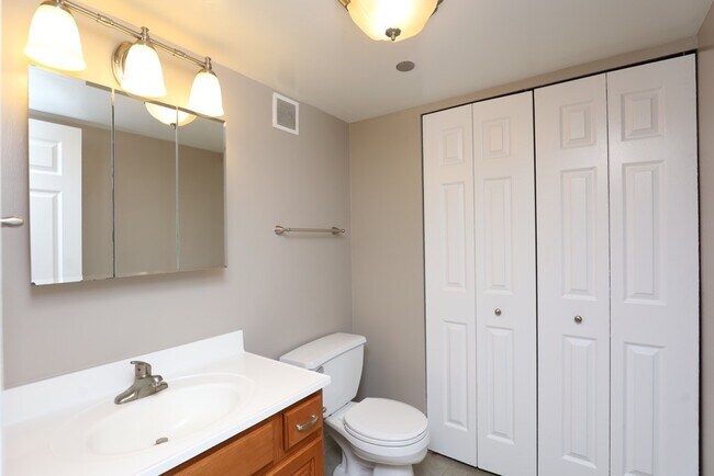 Building Photo - 4334 N Hazel St