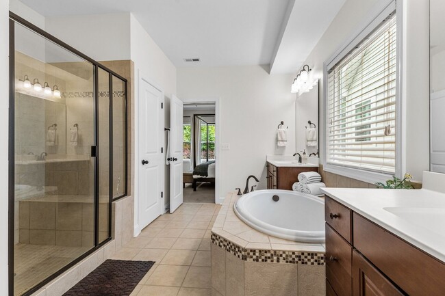 Building Photo - Gorgeous 3 Bedroom Townhome w/ Premium Fin...