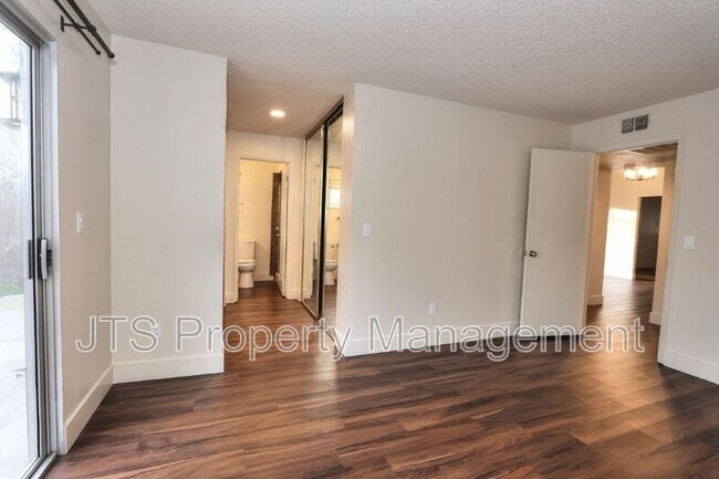 Building Photo - 8128 Sunrise E Way