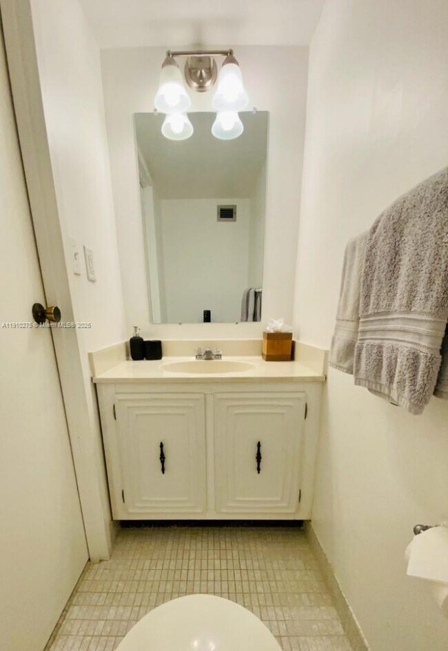 Building Photo - 800 Parkview Dr