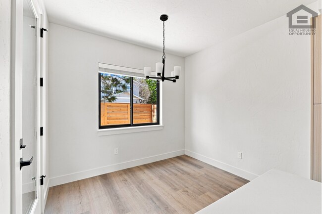 Building Photo - 2548 SW Yew Ave
