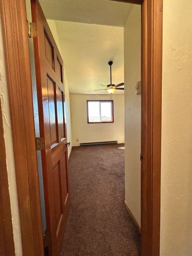 Building Photo - 2 bed, 1 Bath in Hamilton. Includes one ca...