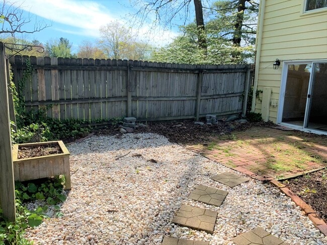Building Photo - End Townhome In Oak Manor Community