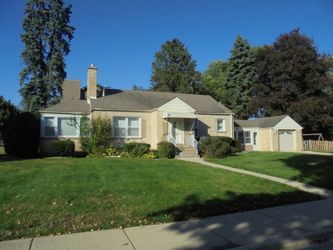 Building Photo - 408 W Sunset Rd