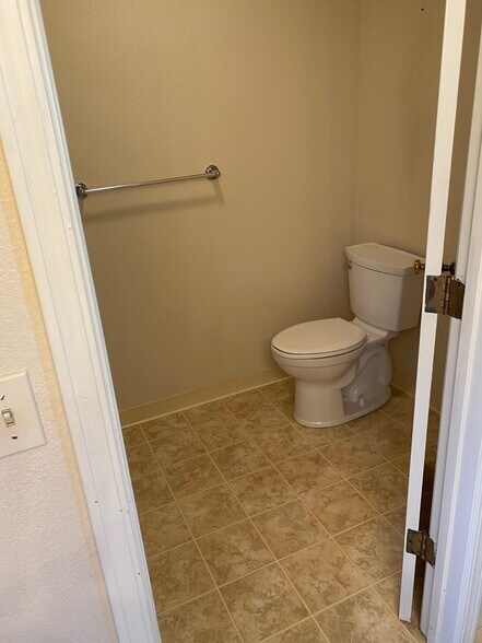 Top floor toilet in with tub/shower - 445 Willow Ave