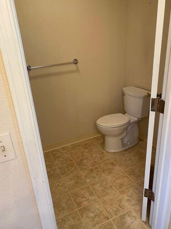 Top floor toilet in with tub/shower - 445 Willow Ave