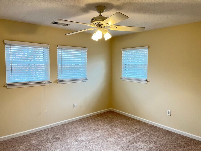 Building Photo - Beautiful 2 bed/2 bath condo in Reston...walk to RESTON TOWN CENTER!!