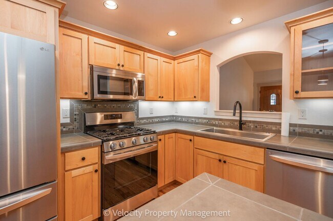 Building Photo - 2469 NW Sacagawea Ln