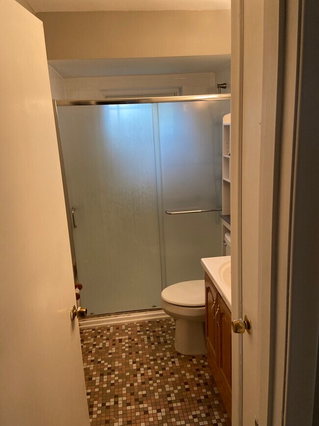 BATH - 1643 Fairview Ave