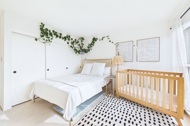 Building Photo - Rarely available Redwood Heights townhome with sweeping views of Oakland and San Francisco.