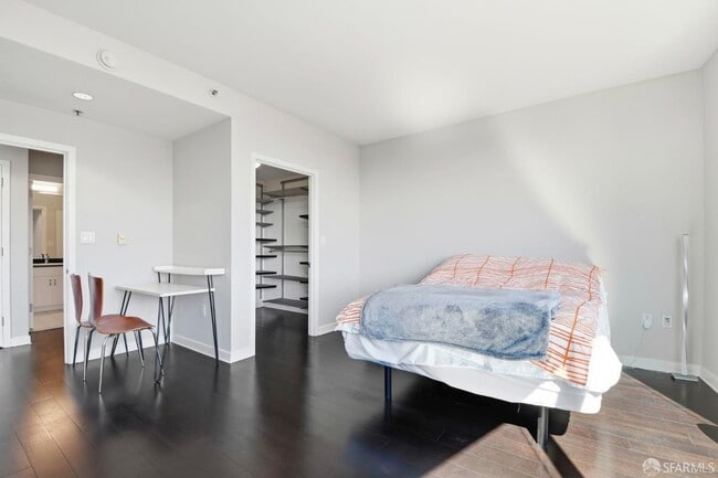 Building Photo - 250 King St