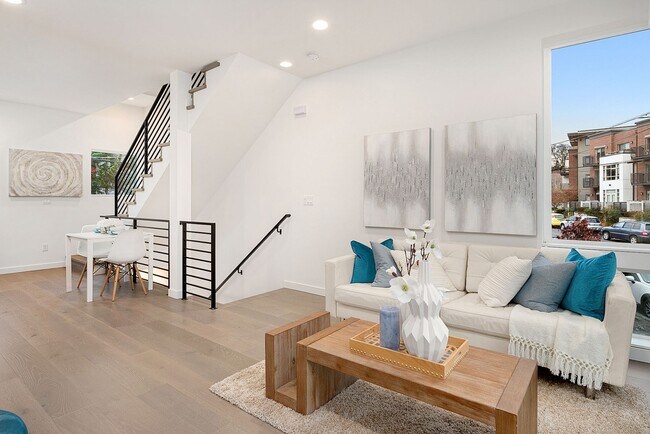Building Photo - Stylish, Bright and Efficient 2 bed 1.75 Bath Townhome. Walk to U-Village!