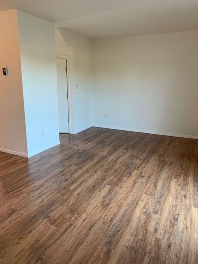 Building Photo - 1211 Summers Ln
