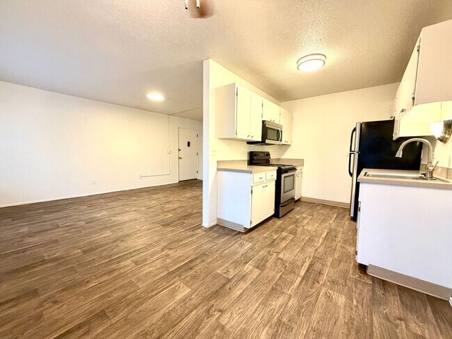 Building Photo - **FREE FIRST MONTH'S RENT** Spacious Top Floor Unit~ Great Natural Light~ Updated with Great Stor...