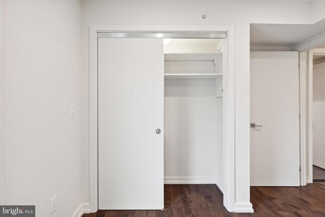 Building Photo - 708 S Sartain St