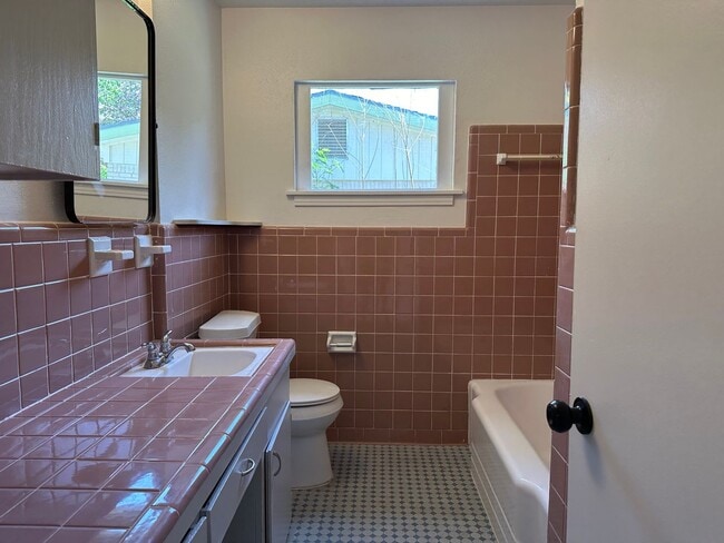 Building Photo - 4 Bedroom