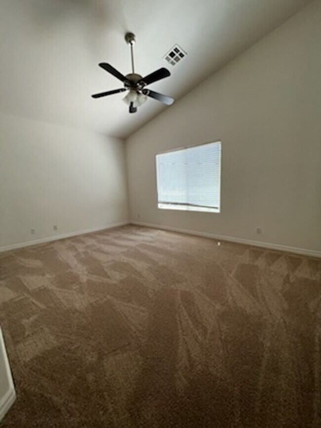 Building Photo - 4 Bedroom Located in Lamplight!