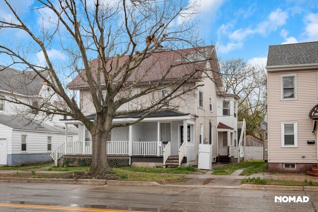 Building Photo - Charming 1BR Duplex in Salem