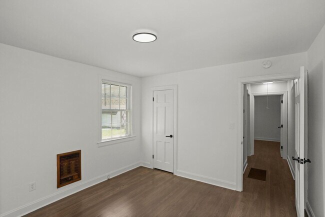 Building Photo - 1001 Horseshoe Dr
