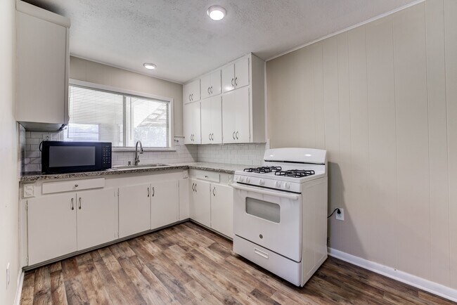 Building Photo - 711 Cherokee Dr