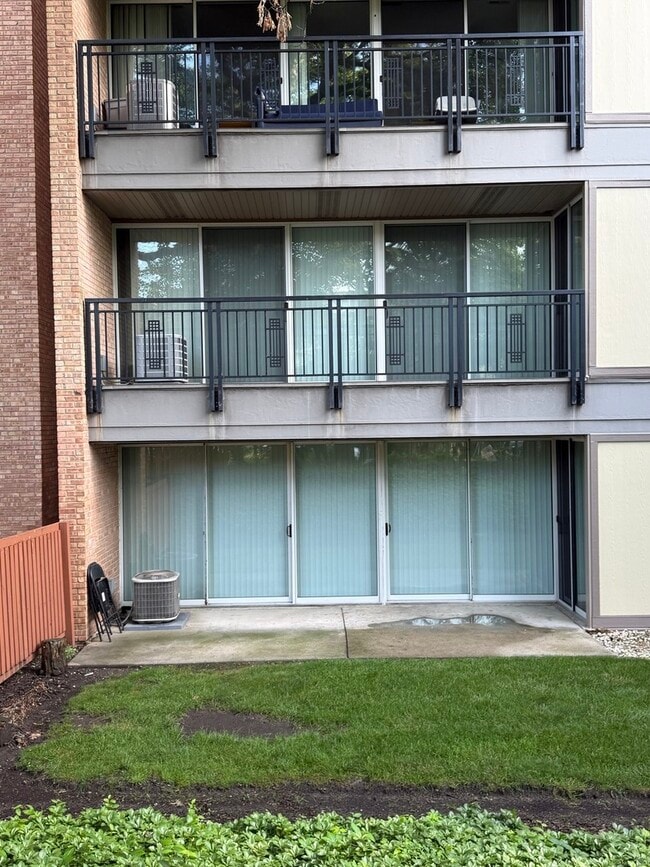 Building Photo - 6000 Oakwood Dr