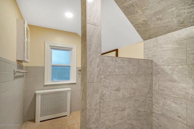 Building Photo - 407 Redmond Ave