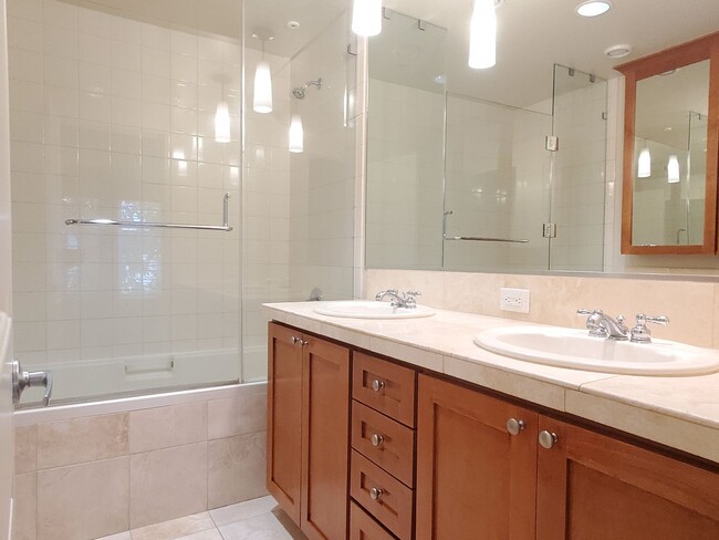 Building Photo - Spacious Townhome, Bonus Room, Fresh Paint...