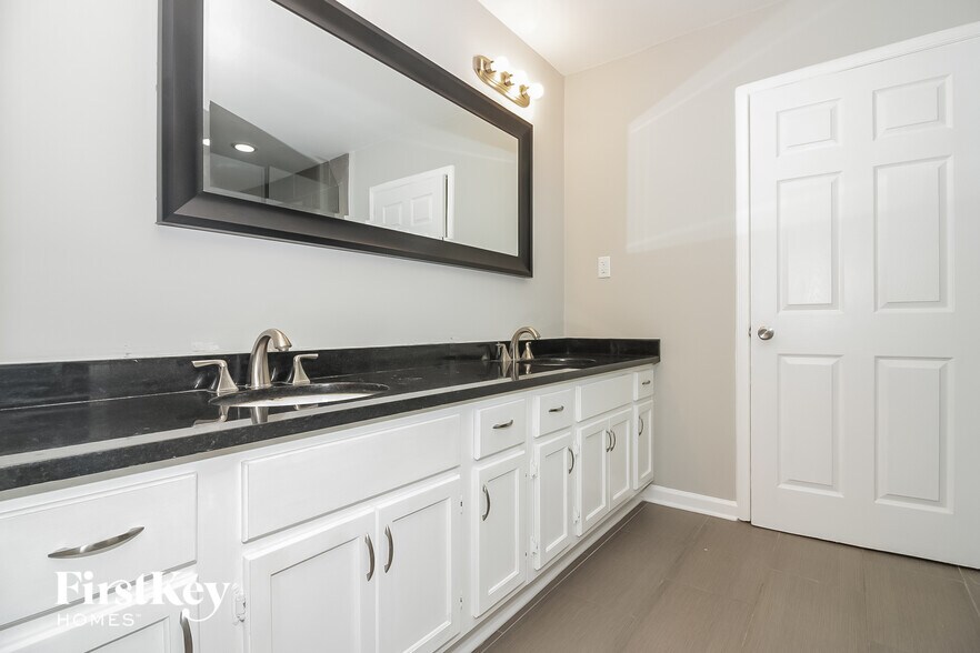 Building Photo - 7650 Charstone Dr