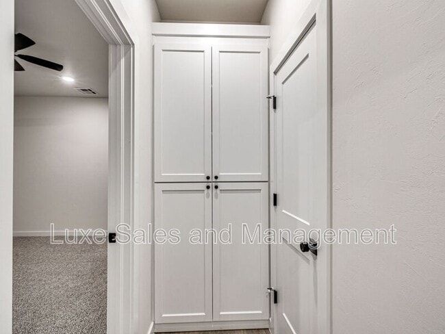 Building Photo - 604 W 2nd St