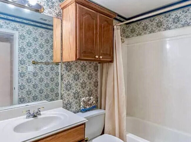 Building Photo - 815 Montreal Dr