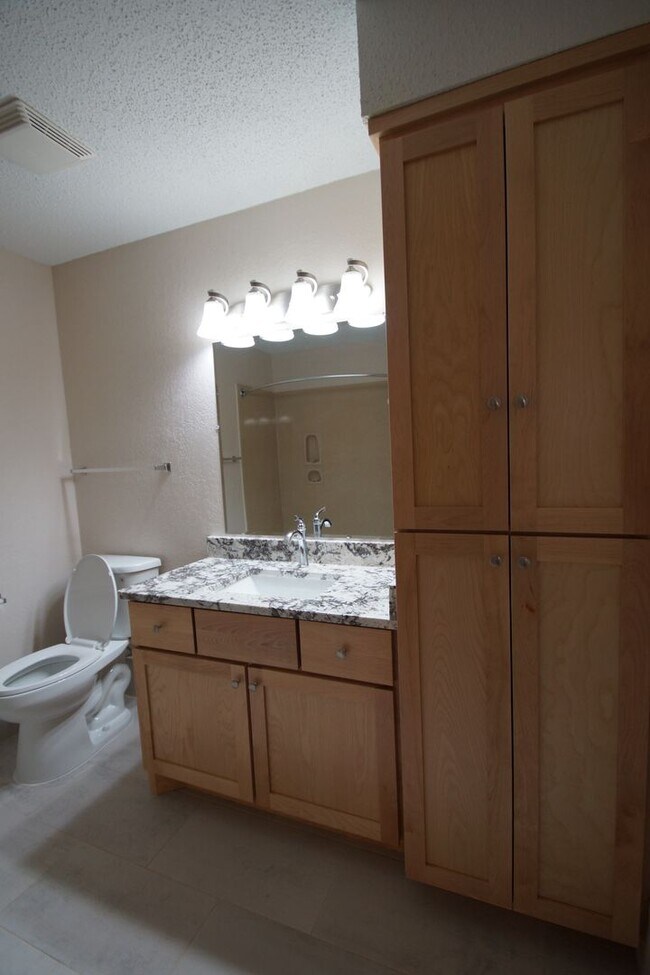 Building Photo - Modern First-Floor One Bedroom with In-Unit Laundry