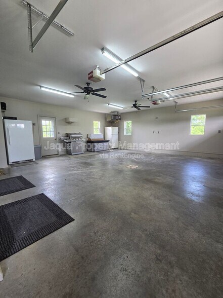 Building Photo - 6660 Pine Rd