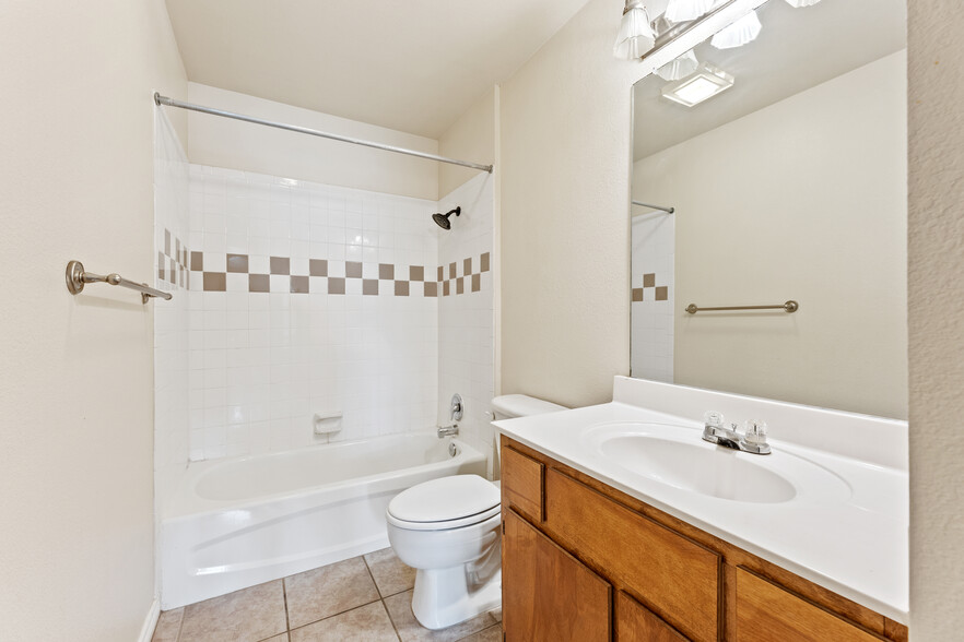 Building Photo - 102 Sendero Dr
