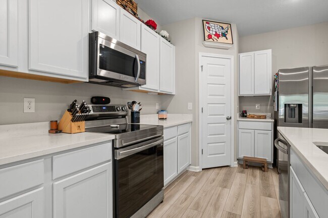 Building Photo - 6686 Sun Tree Cir