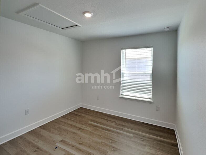 Building Photo - 3011 19th Ave W