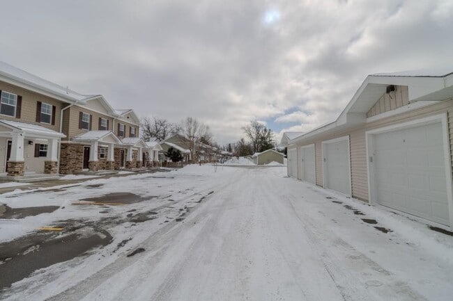 Building Photo - 1502 Simsbury St