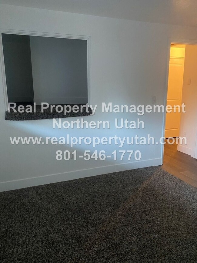 Building Photo - 3 Bedroom 1.5 Bath Townhome Available in Clearfield