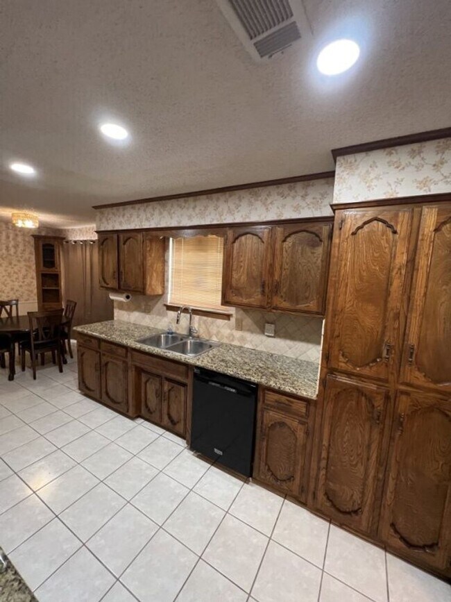 Building Photo - Spacious 4BR Brick Home with Office, Fireplace & Fenced Yard in Parkwood Terrace