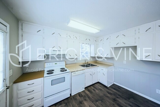 Building Photo - 3155 Sleepy Hollow Dr