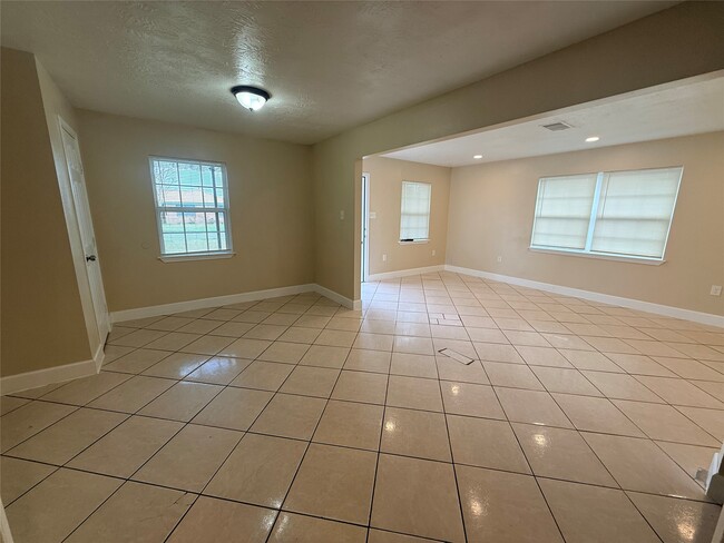 Building Photo - 2330 Hillshire Dr