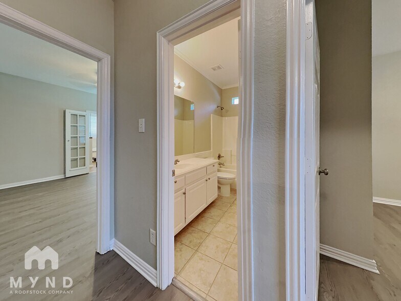 Building Photo - 2213 Creek Side Dr