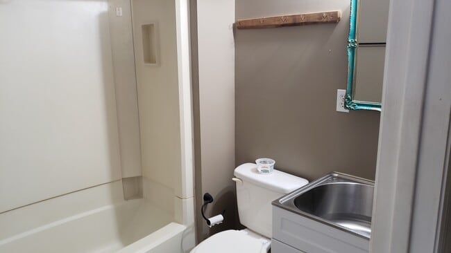 Building Photo - 1222 N Independence Dr