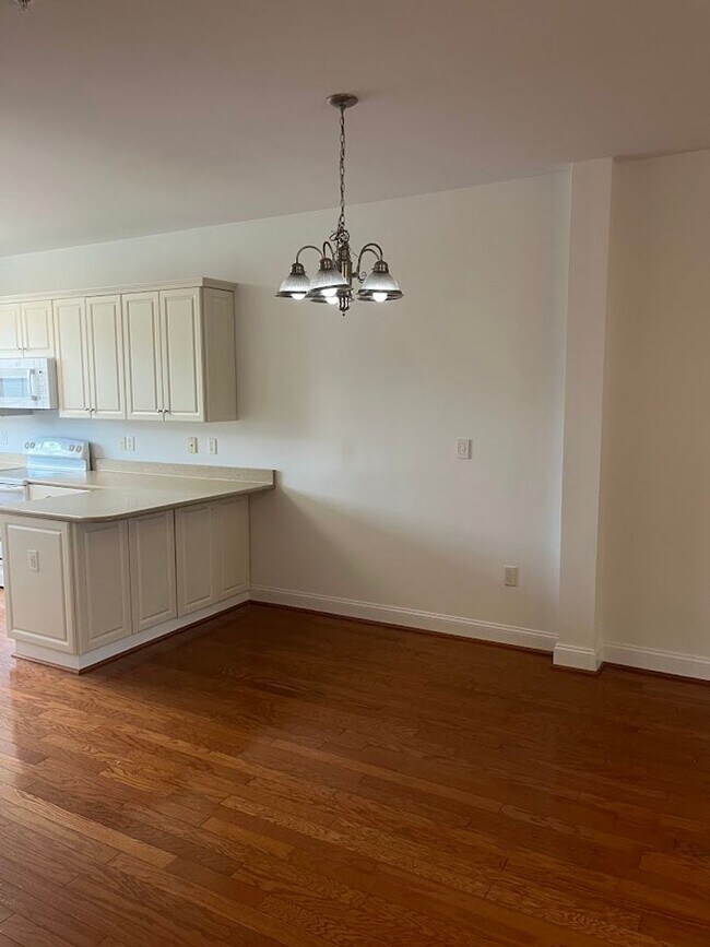Building Photo - Available now. 3BR/3.5 BA Townhome in Ashl...