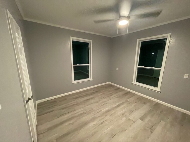 Building Photo - 3 bedrooms 2 baths - Only $1500 Per Month