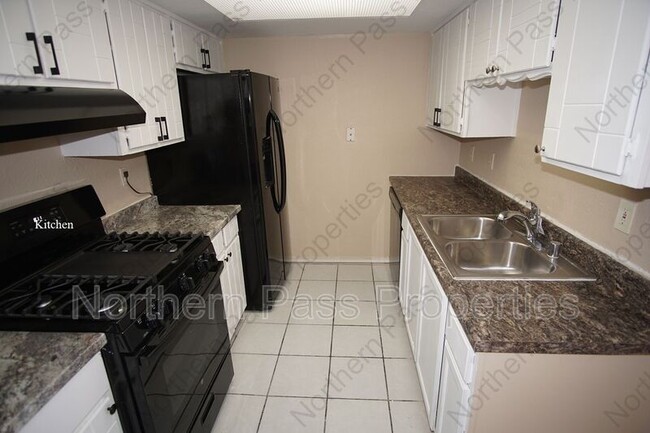 Building Photo - 10551 Kinross Ave