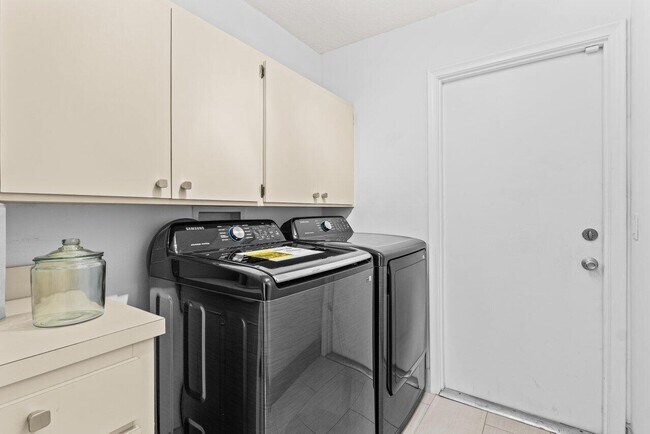 Building Photo - 6689 Eastpointe Pines St