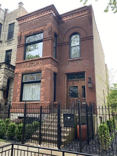 Building Photo - "Chic Urban Living: Cozy 1-Bedroom Gem in the Heart of Chicago's Vibrant Hoyne Avenue!"