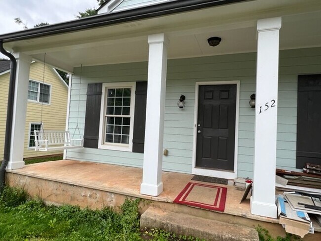 Building Photo - 4 Bedroom/4 Bathroom House!