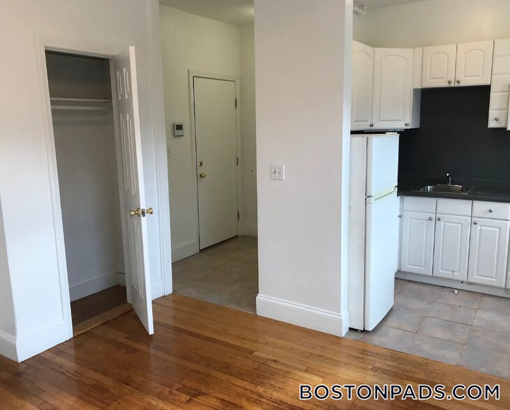 Building Photo - 151 Park Dr